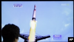 Warga Korea Selatan menyaksikan siaran TV yang mensimulasikan peluncuran roket Korea Utara lewat gambar komputer (13/4). Korut dilaporkan meluncurkan roket hari Jumat pagi. 