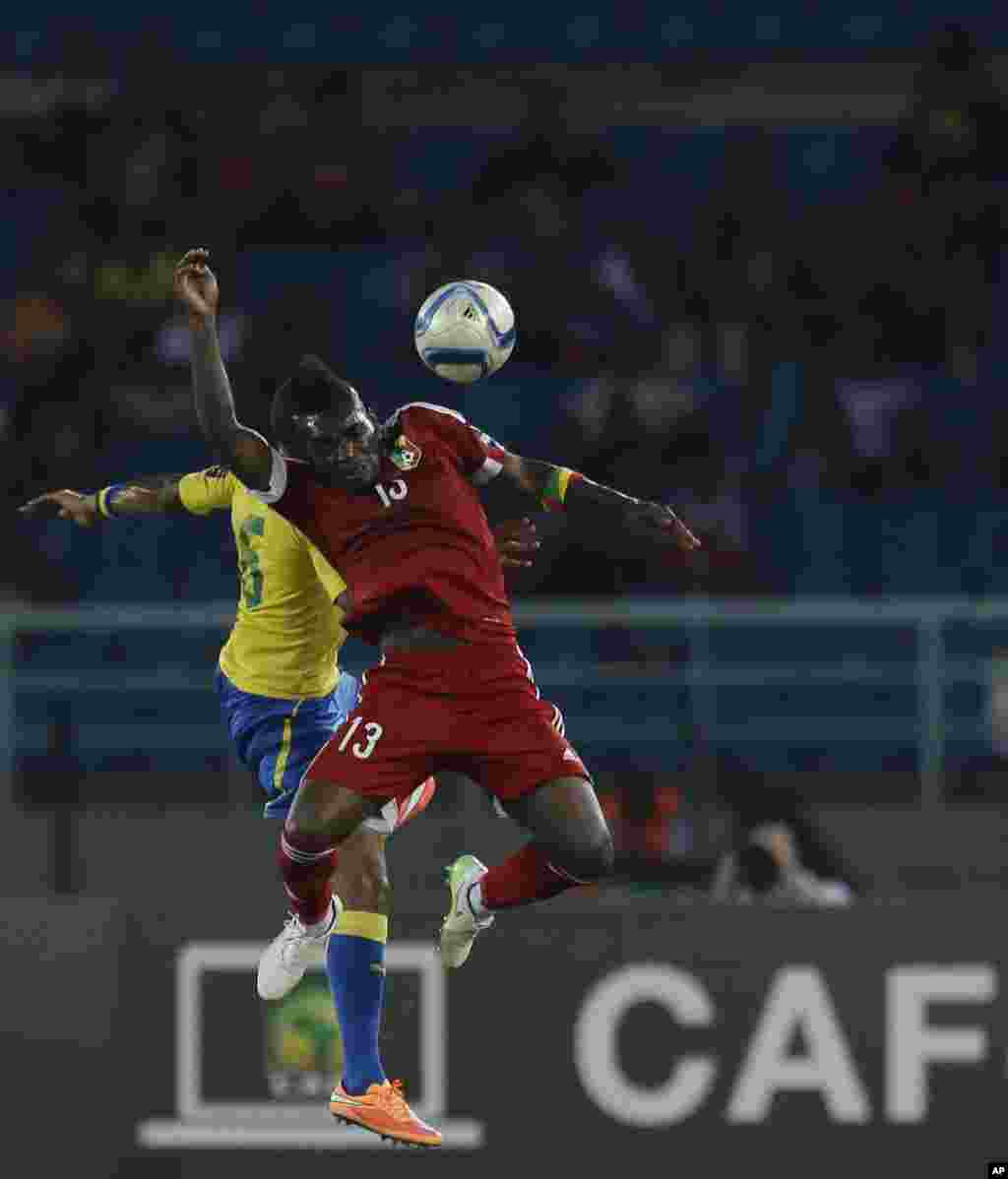 Thievy Bifouma Koulossa du Congo, à droite, remporte un tête-à-tête contre Johann Obiang du Gabon, à gauche, lors d'un match de football de la Coupe d'Afrique des Nations Groupe A à Bata, en Guinée équatoriale, mercredi 21 janvier 2015.
