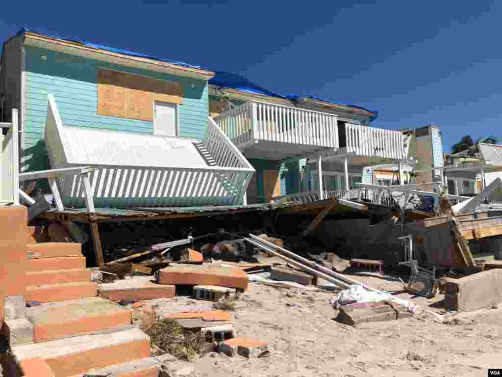 Una terraza caída en la parte posterior de una casa, junto a otras que parecen haber resistido el embate del huracán Michael, se aprecia en esta fotografía que muestra parte de la devastación causada por la tormenta en Mexico Beach, una pequeña población de la costa noroccidental de Florida. Sábado 13 de octubre de 2018. Foto, Jorge Agobián.