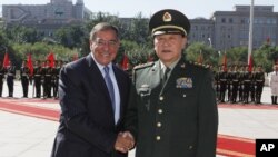 Menhan AS Leon Panetta berjabat tangan dengan Menhan Tiongkok Liang Guanglie dalam kunjungannya di Beijing, Selasa (18/9).