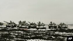 俄罗斯坦克在南部地区进行实弹演习。（2022年1月12日）