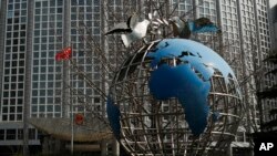 中國外交部大樓前的地球儀雕像。（2020年3月18日）