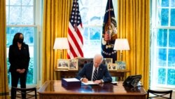Biden firma plan de rescate económico por 1,9 billones de dólares