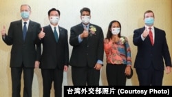 美國駐帕勞大使倪約翰(右1)與帕勞總統惠恕仁(中)2021年3月30日在台北參加台灣外交部歡迎晚宴(t台灣外交部照片)