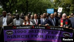 លោក Reverend Al Sharpton (រូប​ទី៣​ពី​ស្តាំ) ដឹកនាំ​ការ​ដង្ហែ​ក្បួន​មួយ​ទៅ​កាន់​ក្រសួង​យុត្តិធម៌ ក្នុង​ការ​ដើរ​ក្បួន 1,000 Ministers March for Justice ក្នុង​រដ្ឋធានី​វ៉ាស៊ីនតោន កាលពី​ថ្ងៃទី២៨ ខែសីហា ឆ្នាំ២០១៧។