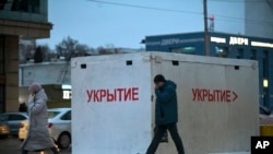 Бетонное укрытие у автобусной остановки в Белгороде, Россия, архивное фото (AP Photo)