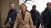 La Presidenta de la Comisión Europea, Ursula Von der Leyen, camina por una de las calles de Kiev, Ucrania, para colocar flores en el Muro de la Memoria de los Defensores Caídos de la capital, el 24 de febrero de 2024.