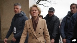 La Presidenta de la Comisión Europea, Ursula Von der Leyen, camina por una de las calles de Kiev, Ucrania, para colocar flores en el Muro de la Memoria de los Defensores Caídos de la capital, el 24 de febrero de 2024.