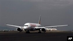 Pesawat Boeing 787 Dreamliner milik Ethiopian Airlines bersiap lepas landas dari Addis Ababa menuju Nairobi (27/4). Maskapai ini menjadi maskapai pertama yang menerbangkan kembali pesawat Dreamliner setelah dilarang terbang karena masalah baterai.