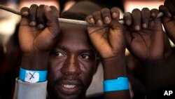 Samuel du Nigeria, 25 ans, attend d’être évacué en Sicilie, Italie, 17 juin 2017.