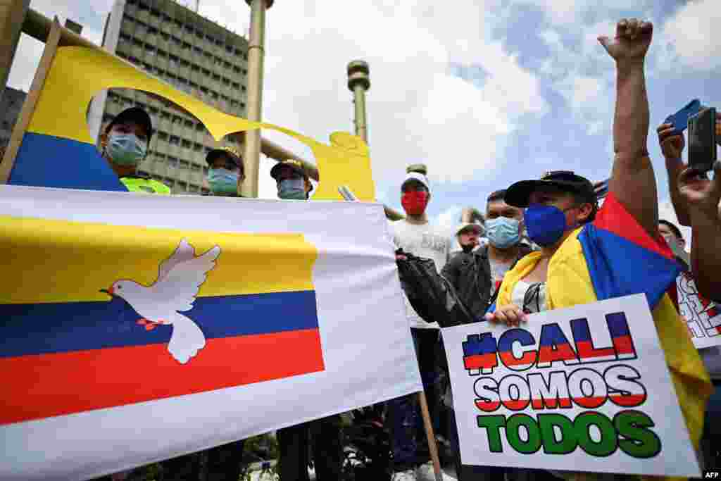 Manifestantes participaron en la "Marcha del Silencio", en rechazo a los bloqueos de calles y la violencia que estalló en las protestas contra el gobierno.