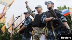 «Губернатор» Луганщини Валерій Болотов (ц) після «референдуму»