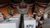 FILE - Petugas mengenakan pakaian adat Papua saat pelaksanaan Pemilu di sebuah TPS di Badung, Bali, 17 April 2019. (Foto: Antara/Nyoman Hendra Wibowo via Reuters)