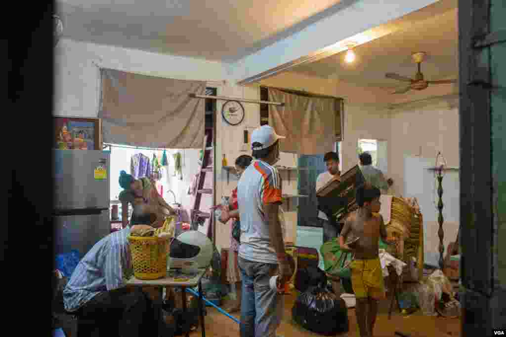 Residents of Phnom Penh's White Building move out June 6, 2017 after negotiations finished. The White Building is authorized to a Japanese development project for redevelopment. (Khan Sokummono/VOA Khmer)