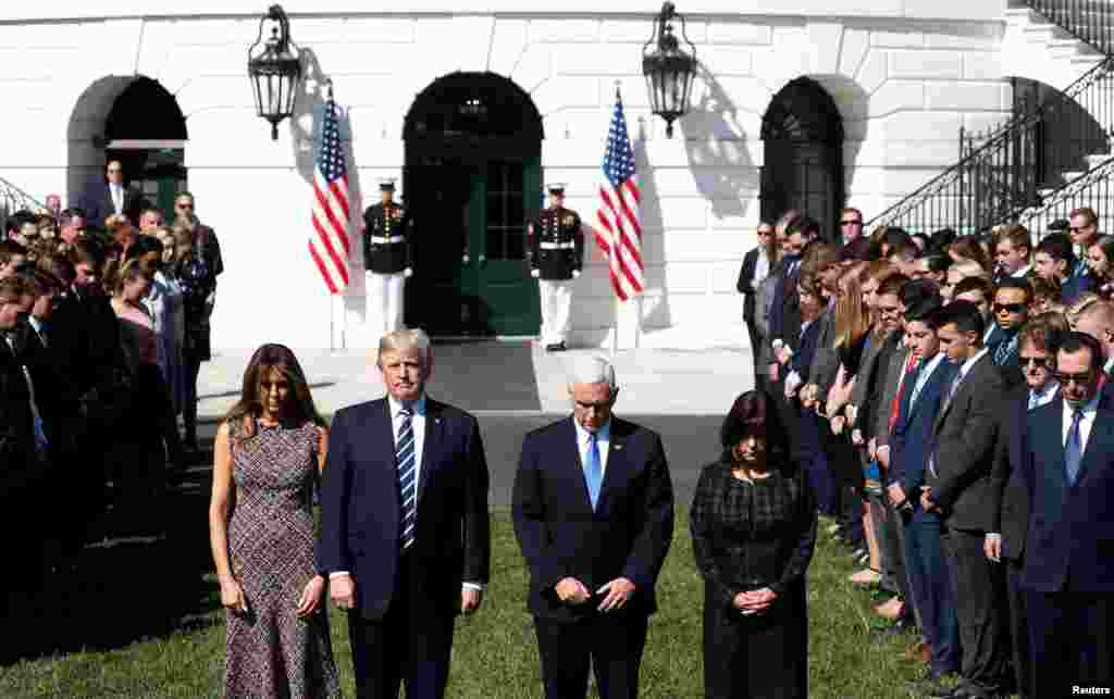 Le président Donald Trump avec sa femme Melania et Mike Pence, vice-président, avec sa femme Karen, lors d'une minute de silence après la fusillade de Las Vegas qui a fait 58 morts, à la Maison Blanche, le 3 octobre 2017.