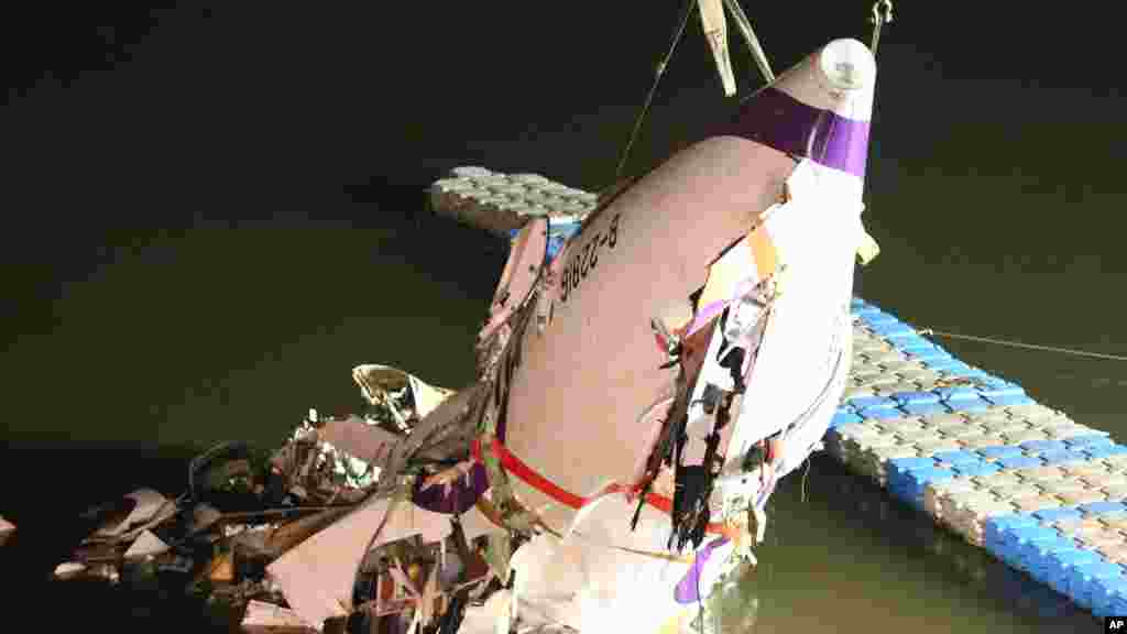 Le fuselage de l'avion commercial de TransAsia Airways est retiré de la rivière dans laquelle il s'est abimé mercredi après son décollage dans la ville de la nouvelle Taipei, Taiwan.