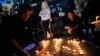 Sejumlah aktivis Thailand menyalakan lilin untuk mengenang kepergian Netiporn Sanesangkhom, yang tewas dalam tahanan, di luar gedung pengadilan di Bangkok, pada 14 Mei 2024. (Foto: AP/Sakchai Lalit)