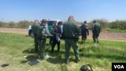 México y Estados Unidos buscan revertir la situación en la frontera sur que divide a ambas naciones, donde continúa el flujo inmigratorio.