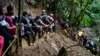 ARCHIVO- Migrantes, en su mayoría venezolanos, caminan a través del Tapón del Darién, de Colombia hacia Panamá, con la esperanza de llegar a Estados Unidos, el 15 de octubre de 2022. 