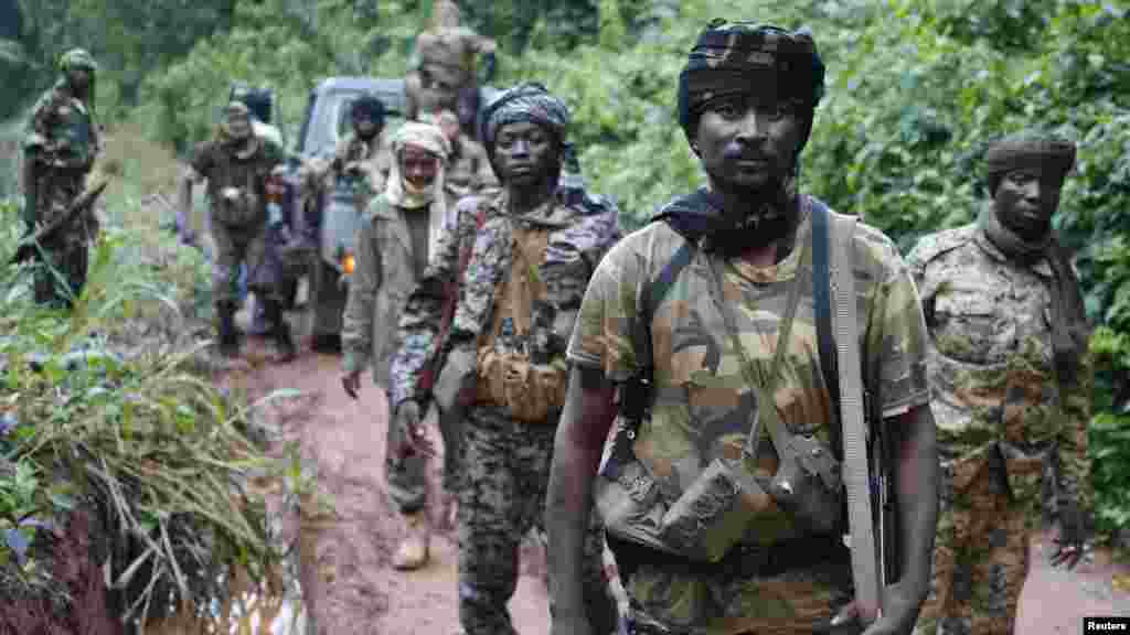 Le général de la Seleka, Zakariya Isa Chamchaku, patrouille avec d’autres combattants à la recherche des miliciens chrétiens membres d’Anti-Balaka près de la ville de Lioto, République Centre Africane, le 6 juin 2014.
