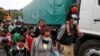 Paramédicos revisan el cuerpo de un niño migrante hondureño, que se ahogó mientras cruzaba las gélidas aguas del río Grande desde México hacia EE.UU. con su madre y su hermana, según medios locales, en Piedras Negras, México, el 17 de febrero de 2021.