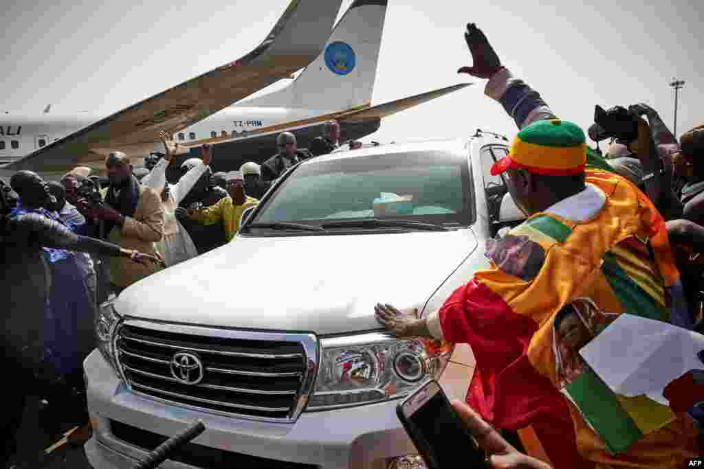 Jama'a na ci gaba dia nuna murnarsu da isowar tsofon shugaban kasar Mali Amadou Toumani Toure a babban birnin kasar Mali wato Bamako, Disemba 24, 2017 