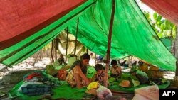 စစ်ဘေးရှောင်နေကြရတဲ့ ကနီဒေသခံများ။ (ယခင်မှတ်တမ်းဓာတ်ပုံ)