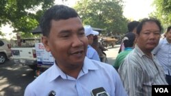 រូបឯកសារ៖ លោក​ ស៊ឹង សែនករុណា​ មន្ត្រីស៊ើបអង្កេត​ជាន់​ខ្ពស់​ផ្នែកសិទ្ធិមនុស្ស​ របស់​សមាគម​ការពារ​សិទ្ធិ​មនុស្ស​អាដហុក​ កាលពីថ្ងៃ​ទី​ ៨​ ខែ សីហា​ ឆ្នាំ​ ២០១៧​ និយាយ​ជាមួយ​អ្នកកាសែត​អំពី​ក្តីក្តាំ​អ្នកស្រី​ ទេព វន្នី​នៅ​មុខ​សាលា​ឧទ្ធរណ៍។ (ហ៊ុល រស្មី/VOA)
