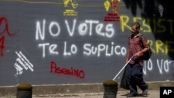 Según la oposición, a 1,8 millones de electores se les prohibió ejercer su derecho al voto por múltiples motivos y más de 700.000 fueron migrados de sus centros electorales a solo horas de los comicios. 