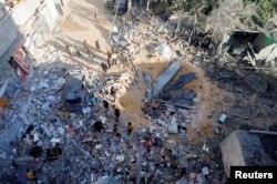 Palestinci istražuju mesto izraelskog udara u kuću u Rafi, na jugu Pojasa Gaze, 8. maja 2024.