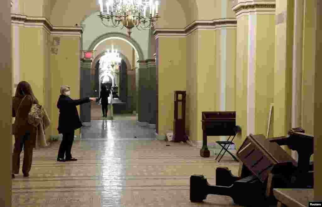 Muebles ensucian un pasillo después de que partidarios del presidente de Estados Unidos, Donald Trump, ocuparan el Capitolio de Estados Unidos.