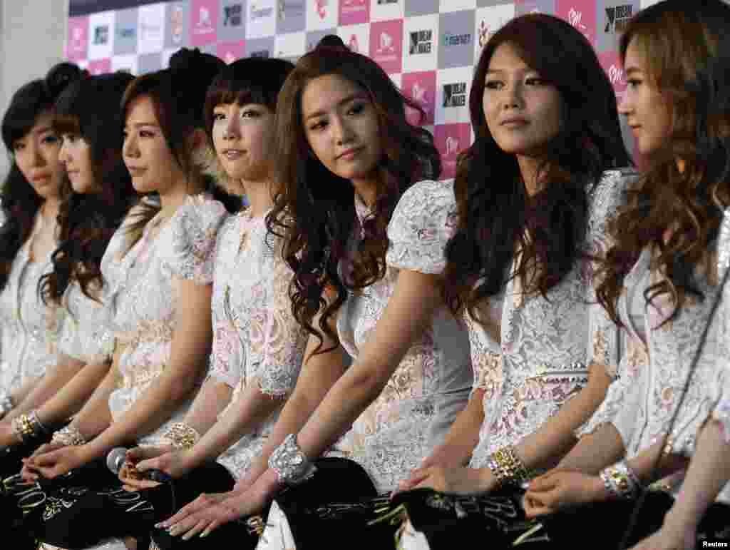 韩国流行歌曲女团少女时代在演唱会前参加记者会。左起:iffany, Jessica, Sunny, 队长金泰妍(Taeyeon), Yoona, Sooyoung and Yuri(2011年7月24日)。有些网民指责金泰妍:“掏光中国人的钱包,转身就翻脸不认人”。“别想来中国圈钱了”。“偶像很爱国,可惜她粉丝不爱国”。