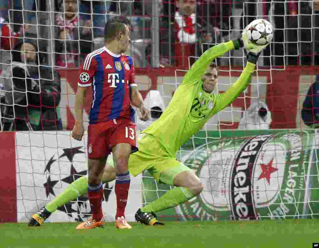 Le gardien de but du Bayern Manuel Neuer fait un arrêt au cours du match de football de la Ligue des Champions, Groupe E, entre le FC Bayern Munich et l'AS Roma à l'Allianz Arena à Munich, en Allemagne, mercredi 5 novembre 2014