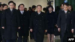 김영철 북한 노동당 중앙위원회 부위원장 등 평창동계올림픽 폐회식 참석을 위한 북한 고위급 대표단이 지난 25일 파주 도라산 남북출입사무소로 입경하고 있다.