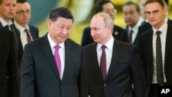 ប្រធានា​ធិបតី​រុស្ស៊ី​លោក Vladimir Putin និង​ប្រធានា​ធិបតី​ចិន​ ស៊ី ជីនពីង​ចូល​ក្នុង​សាល​ប្រជុំ​ក្នុង​វិមាន​ក្រឹមឡាំង​ទីក្រុង​ម៉ូស្គូ​ប្រទេស​រុស្ស៊ី​កាលពី​ថ្ងៃទី​០៥ មិថុនា ២០១៩។