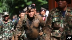 Thai soldiers searching for the missing children and their coach march out of the Tham Luang Nang Non cave in Mae Sai, Chiang Rai province, in northern Thailand on June 29, 2018. 