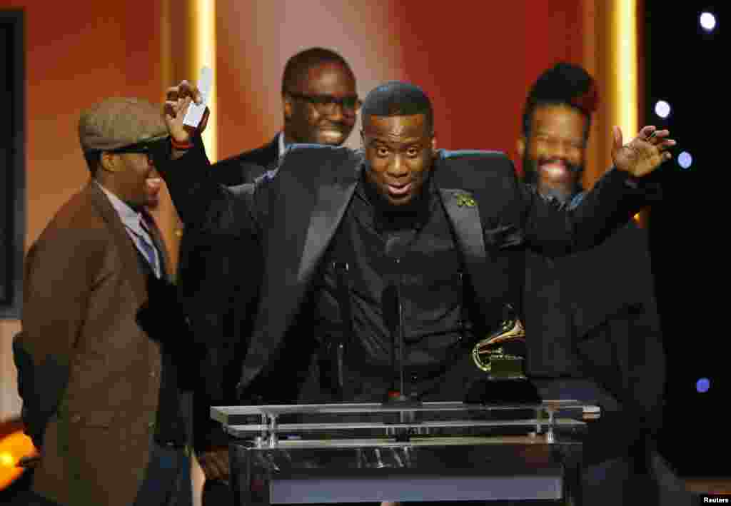 El grupo experimental The Robert Glasper recibió el premio R&B Album por su disco "Black Radio" la gran noche del premio a la música en EE.UU.