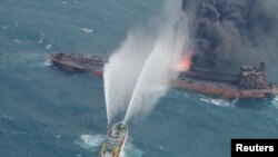 Sebuah kapal penyelamat berupaya memadamkan api di kapal tanker minyak Iran, Sanchi, yang terbakar di Laut Cina Timur, 10 Januari 2018. (Foto: Penjaga Pantai Regional ke-10 Jepang).