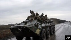 Militares ucranianos subidos en un APC hacia posiciones de primera línea cerca de Vuhledar, Ucrania, el 9 de abril de 2023.