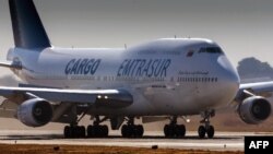 La gráfica de archivo muestra a un avión Boeing 747-300 de la empresa Emtrasur, a punto de despegar del aeropuerto internacional de Córdoba, Argentina, el 6 de junio de 2022.