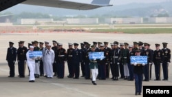 Pasukan kehormatan PBB membawa kotak-kotak kecil yang diyakini berisi sisa jenazah tentara AS yang tewas dalam Perang Korea 1950-1953 setelah tiba dari Korea Utara, di Pangkalan Udara Osan, di Pyeongtaek, Korea Selatan, 27 Juli 2018.
