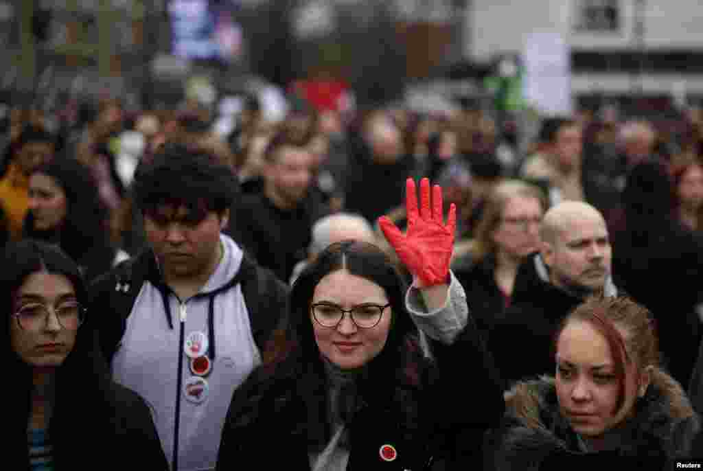 Žena drži podignutu "krvavu ruku", jednog od glavnih simbola protesta (REUTERS/Stojan Nenov)
