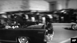 Limuzina sa smrtno ranjenim predsednikom Džonom F. Kenedijem juri ka bolnici nekoliko sekundi nakon što je upucan, 22. novembra 1963. u Dalasu. (Foto: AP/Justin Newman, arhiva)