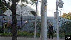ARHIVA - Pripadnik obezbeđenja izpred ambasade Izraela u Pekingu, 13. oktobra 2023.