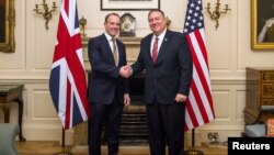 Menlu AS Mike Pompeo bertemu Menlu Inggris Dominic Raab di London, Rabu (29/1). 