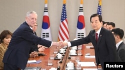 한국을 방문한 제임스 매티스 미 국방 장관(왼쪽)과 한민구 한국 국방 장관이 3일 서울 용산구 국방부에서 열린 회담에 앞서 악수하고 있다. 