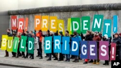 En Berlín llueven las críticas a Trump por la construcción de un muro fronterizo con México.