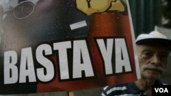 Cartel portado por un ciudadano durante una manifestación contra la violencia en Caracas.