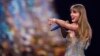 នាង Taylor Swift សម្តែងក្នុងការប្រគុំតន្រ្តី​ទេសចរណ៍ «The Eras Tour» ថ្ងៃទី៦ ខែធ្នូ ឆ្នាំ២០២៤ នៅទីក្រុង Vancouver ខេត្ត British Columbia ។