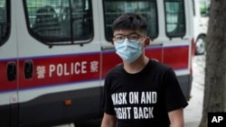 香港民主活動人士黃之鋒抵達法庭。（2020年9月30日）
